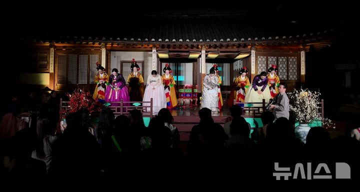 [서울=뉴시스] 한이재 기자 = 14일 창덕궁 달빛기행으로 창덕궁 연경당에서 공연을 선보인 이들이 인사하고 있다. 2026.04.14. nowone@newsis.com