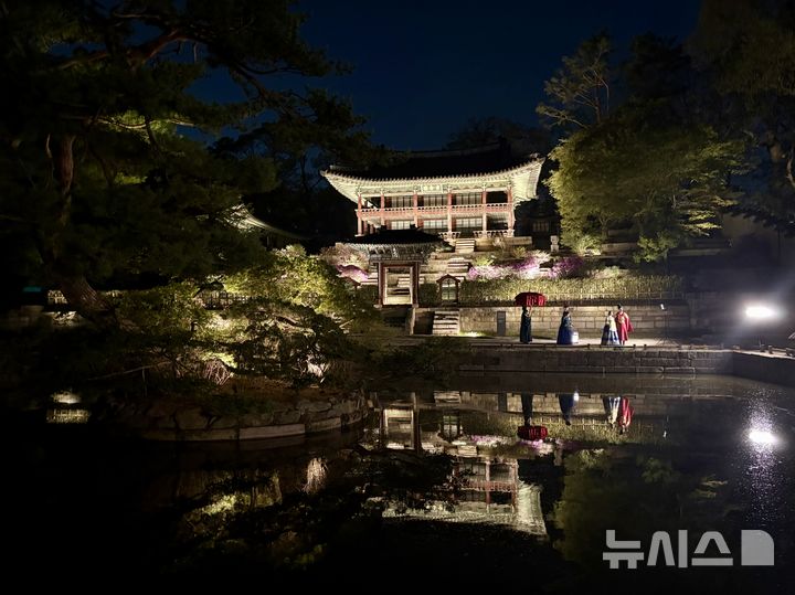 [서울=뉴시스] 한이재 기자 = 14일 창덕궁 부용지에서 조선 제22대 국왕 정조가 '창덕궁 달빛기행'을 찾은 이들을 반기기 위해 기다리고 있다. 2026.04.14. nowone@newsis.com