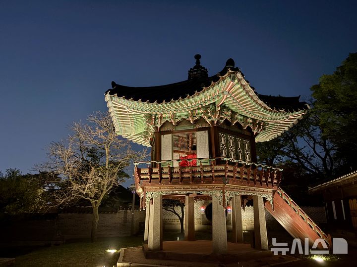 [서울=뉴시스] 한이재 기자 = 14일 '창덕궁 달빛기행'에서만 볼 수 있는 상량정에서 악사가 대금을 연주하고 있다. 2026.04.14. photo@newsis.com