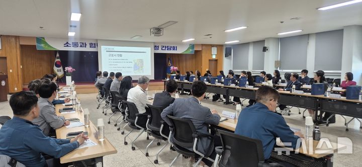 [군포=뉴시스] 군포경찰서가 신학기 학생들의 안전을 위해 관내 27개 초등학교 교장을 초청해 간담회를 열고 있다.(사진=군포 경찰서 제공).2026.04.14. photo@newsis.com