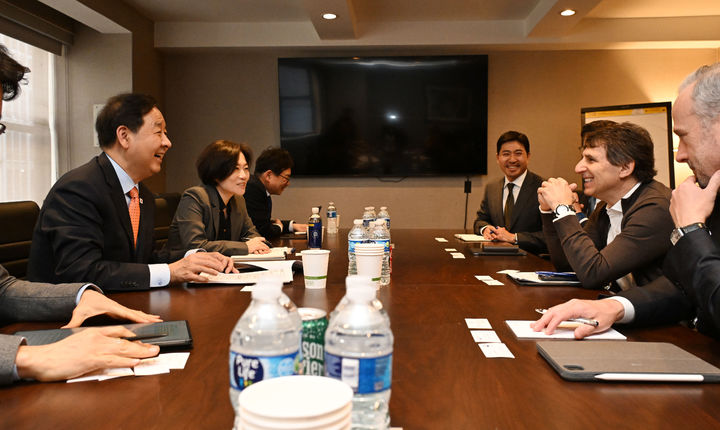 [뉴욕=뉴시스] 뉴욕 한국경제 투자설명회(IR) 행사 개최로 미국 뉴욕을 방문 중인 구윤철 경제부총리 겸 재정경제부 장관은 14일(현지시간) 더 웨스턴 뉴욕 센트럴호텔에서 마크 로완 아폴로 회장과 만나 면담했다. (사진 = 재경부 제공) 2026.04.14. 