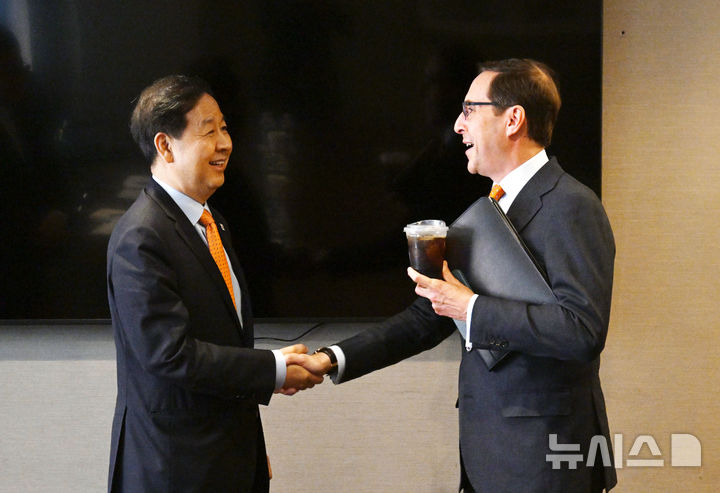 [뉴욕=뉴시스] 뉴욕 한국경제 투자설명회(IR) 행사 개최로 미국 뉴욕을 방문 중인 구윤철 경제부총리 겸 재정경제부 장관은 14일(현지시간) 더 웨스턴 뉴욕 센트럴호텔에서 골드스테인 블랙록 최고운영책임자(COO)와 만나 면담했다. (사진 = 재경부 제공) 2026.04.14. 