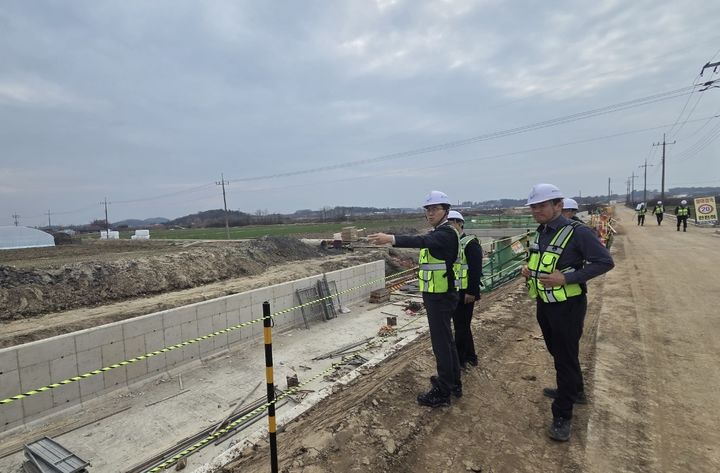 농어촌공사 전남본부 수리시설 건설 현장 안전 점검 활동 모습. (사진=농어촌공사 제공) photo@newsis.com *재판매 및 DB 금지