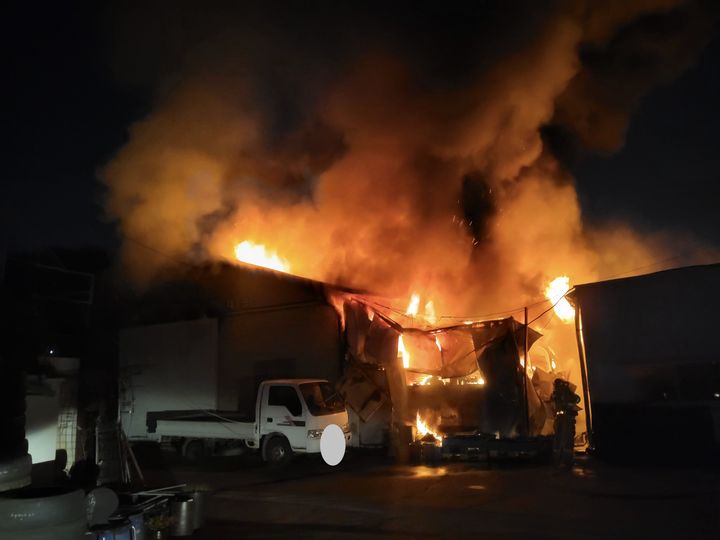 김포 운양동 공장 화재현장. (사진=김포소방서 제공) 2026.04.15. photo@newsis.com *재판매 및 DB 금지