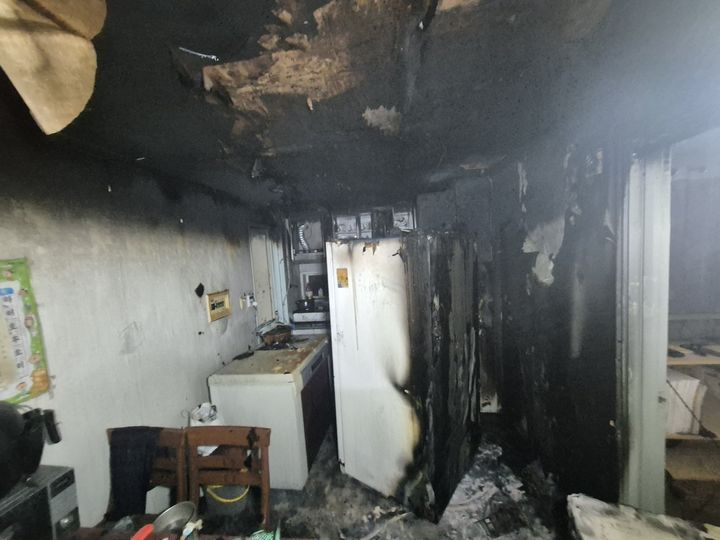 [보령=뉴시스] 15일 오전 4시30분께 충남 보령시 죽정동 15층 아파트 9층에서 불이 나 21분 만에 진화됐지만 소방서 추산 4600여 만원의 재산 피해가 발생했다. (사진=보령소방서 제공) 2026.04.15. photo@newsis.com *재판매 및 DB 금지