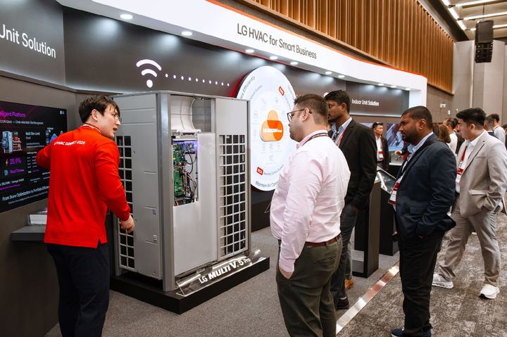 [서울=뉴시스] LG전자 직원이 고효율 인버터 컴프레서가 적용된 LG전자의 멀티 V 5 프로(MULTI V 5 Pro)와 데이터 기반 통합 제어 솔루션 '비컨(BECON)'을 소개하고 있다. (사진=LG전자 제공). 2026.04.15. photo@newsis.com *재판매 및 DB 금지