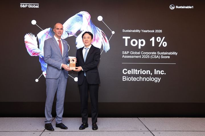 [서울=뉴시스] 이동진 셀트리온 지속가능경영실 상무가 서울 웨스틴조선호텔에서 진행된 시상식에서 트로피를 수여받았다. (사진=셀트리온 제공) 2026.04.15. photo@newsis.com *재판매 및 DB 금지