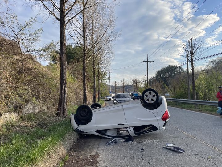 [금산=뉴시스] 지난 14일 오후 5시50분께 충남 금산군 추부면 용지리 단독주택 진입로를 내려오던 승용차가 6m 아래로 추락 후 전복됐다. (사진=금산소방서 제공) 2026.04.15. photo@newsis.com *재판매 및 DB 금지