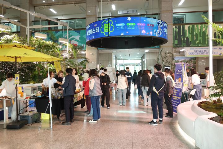 지난 14일 부천시청 1층 로비에서 열린 중증장애인생산품 전시·체험 행사. (사진=부천시 제공) 2026.04.15. photo@newsis.com *재판매 및 DB 금지