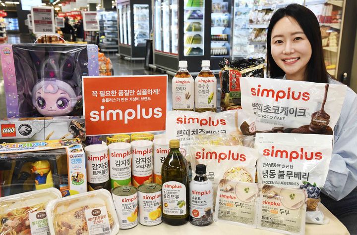 [서울=뉴시스] 홈플러스가 16일부터 22일까지 자체 브랜드 심플러스를 중심으로 신선식품과 델리, 완구 등 다양한 상품을 합리적인 가격에 선보인다. (사진=홈플러스 제공) 2026.04.15. photo@newsis.com *재판매 및 DB 금지