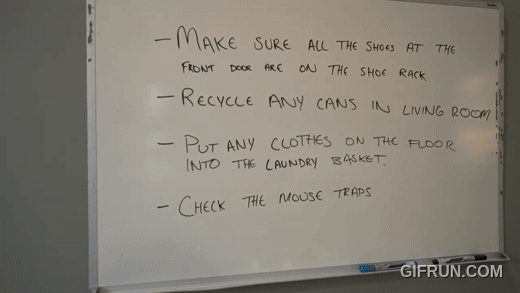 [서울=뉴시스] 보스턴다이내믹스의 4족 보행 로봇 스팟이 칠판에 적힌 할 일 목록을 보고 이를 수행하고 있다. (사진=보스턴다이내믹스 유튜브) 2026.4.15. photo@newsis.com *재판매 및 DB 금지