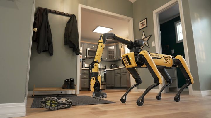 [서울=뉴시스] 스팟이 바닥에 널브러진 신발을 집는 장면. (사진=현대차그룹 제공) 2026.4.15. photo@newsis.com *재판매 및 DB 금지