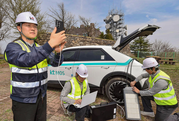 [서울=뉴시스] KT 직원들이 산불 조심기간 긴급복구훈련을 실시하는 모습. (사진=KT 제공) 2026.04.15. photo@newsis.com *재판매 및 DB 금지
