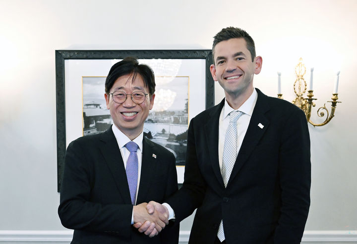 [서울=뉴시스]제41회 스페이스 심포지엄에서 오태석 우주항공청장(왼쪽)이 미국 항공우주청(NASA) 청장 자레드 아이작맨(Jared Isaacman)과 만남을 가졌다. (사진=우주청 제공) *재판매 및 DB 금지