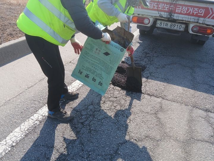 [천안=뉴시스] 천안시가 봄철을 맞아 내달 23일까지 봄철 도로정비를 진행한다. (사진=천안시 제공) 2026.04.15 photo@newsis.com *재판매 및 DB 금지