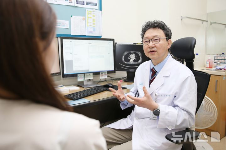 [서울=뉴시스] 김성배 서울아산병원 종양내과 교수가 유방암 환자를 진료하고 있다. (사진= 서울아산병원 제공)
