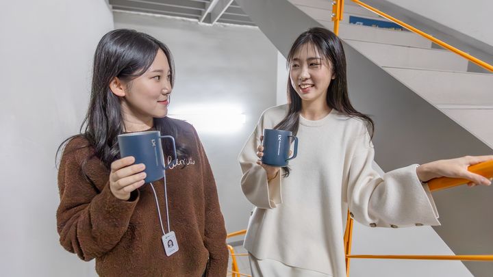 [서울=뉴시스] GS건설 임직원들이 에너지 절감 프로그램 ‘자! easy 챌린지’에 참여하며 엘리베이터 대신 계단을 이용하는 사진. (사진=GS건설 제공) 2026.04.15. photo@newsis.com *재판매 및 DB 금지