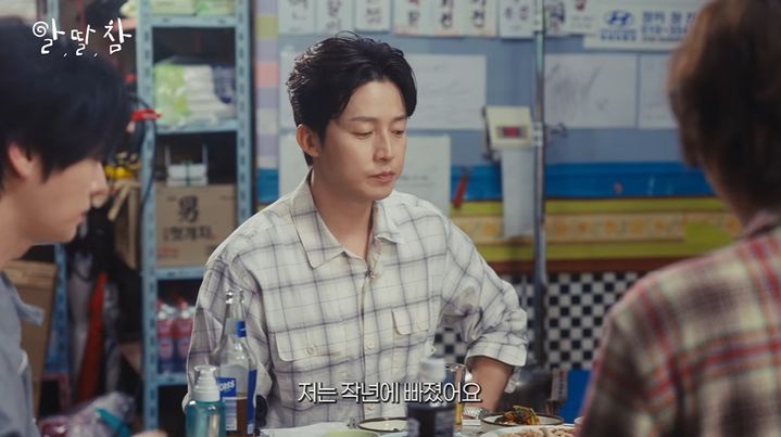 [서울=뉴시스] 코미디언 허경환이 14일 웹 예능 '알딸딸한 참견'에 출연해 연매출 700억원으로 알려진 닭가슴살 사업에서 손을 뗐다고 밝혔다. (사진=웹 예능 '알딸딸한 참견' 화면 캡처) 2026.04.15. photo@newsis.com *재판매 및 DB 금지