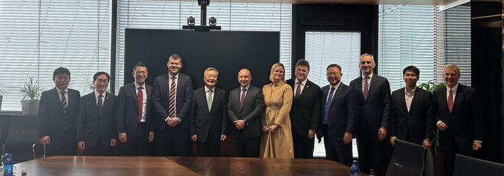 [세종=뉴시스]김회천 한수원 사장(왼쪽에서 다섯번째)이 현지시간 13일 체코전력공사 및 발주사 경영진을 만났다.(사진=한국수력원자력 제공) *재판매 및 DB 금지