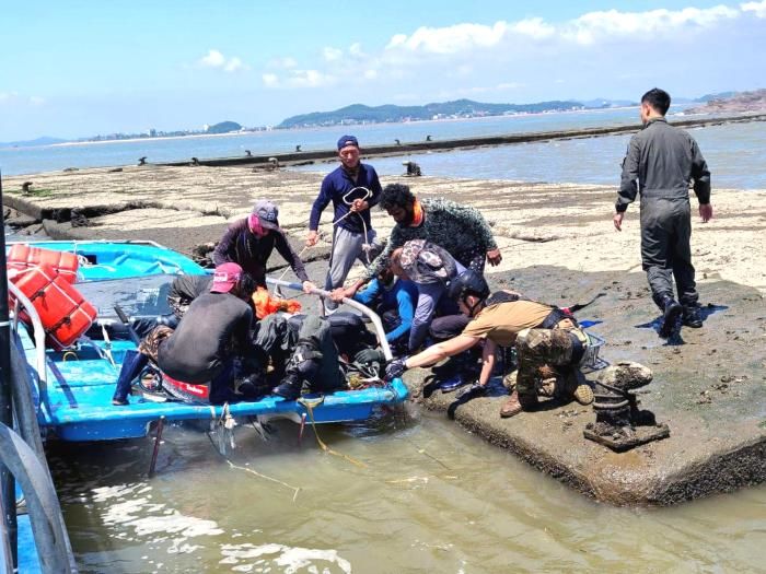 [서울=뉴시스] 2022년 8월 12일 스리랑카 국적 노동자인 루완씨와 그의 일행이 비상탈출한 조종사를 배로 구조한 모습. (사진=안산시 외국인주민상담지원센터 제공) *재판매 및 DB 금지
