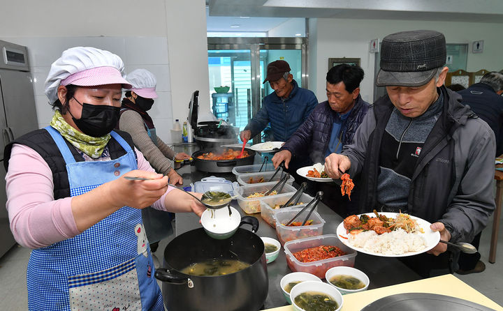농번기 마을공동급식 지원사업 현장 모습.(사진=정선군 제공) *재판매 및 DB 금지
