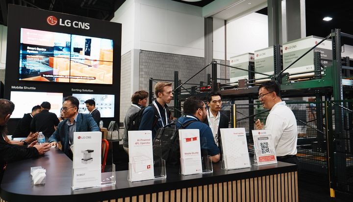 LG CNS가 13~16일 미국 애틀란타에서 열리는 북미 최대 규모 물류 전시회 '모덱스 2026'에서 식품, 유통 등 콜드체인 물류 영역까지 적용할 수 있는 '모바일 셔틀'을 선보였다. (사진=LG CNS 제공) *재판매 및 DB 금지
