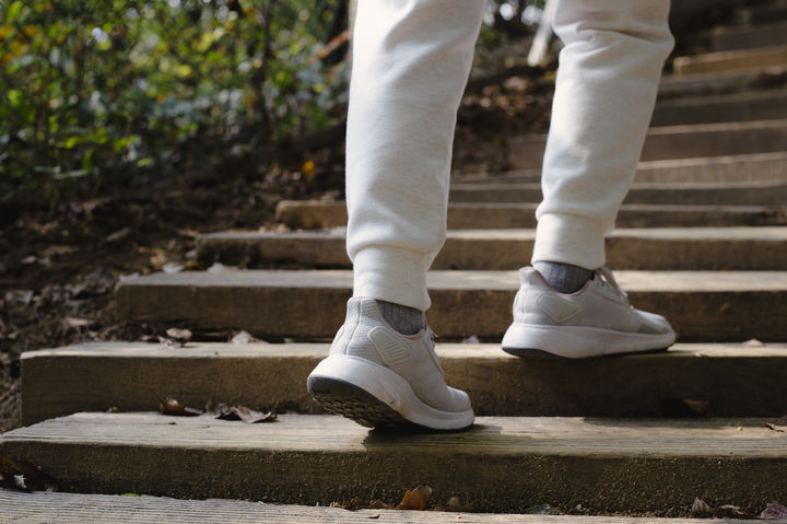 [서울=뉴시스] 하루 1700~5500보 정도 더 걸으면 비만이나 당뇨병, 고혈압 등 성인병 예방에 도움이 된다는 연구 결과가 공개됐다. (사진=유토이미지) *재판매 및 DB 금지