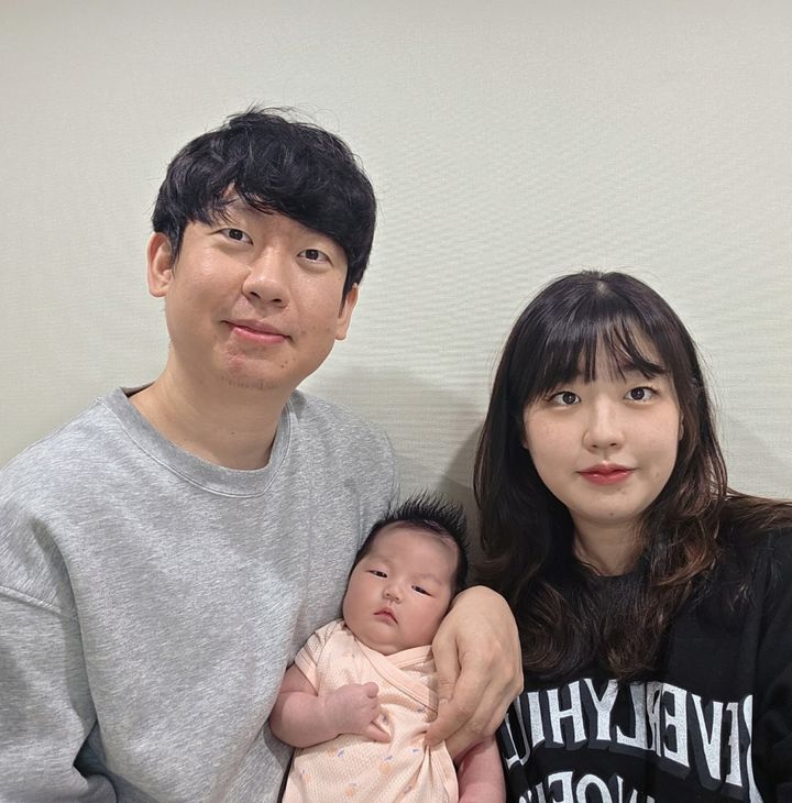 [서울=뉴시스] 육아동행지원금을 100번째로 수령한 최종학 조리사 가정(사진=아워홈) *재판매 및 DB 금지