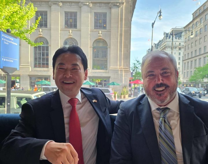 [사진=뉴시스] 장동혁 국민의힘 대표와 미국 일정을 함께하는 중인 김민수 최고위원은 13일(현지시간) 자신의 페이스북에 장 대표가 조 그루터스 공화당 전국위원회(RNC) 의장을 만난 사진을 공개했다. (사진=김민수 국민의힘 최고위원 페이스북 갈무리) *재판매 및 DB 금지