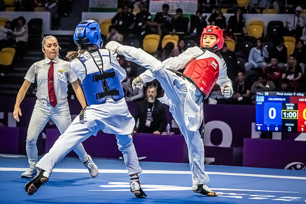[서울=뉴시스] 이근미(사진 오른쪽)가 14일(현지 시간) 우즈베키스탄 타슈켄트 마샬 아츠 스포츠 콤플렉스에서 열린 2026 세계태권도연맹(WT) 세계청소년태권도선수권대회 여자 42㎏급 결승에서 경기를 펼치고 있다. (사진 = WT 제공) *재판매 및 DB 금지
