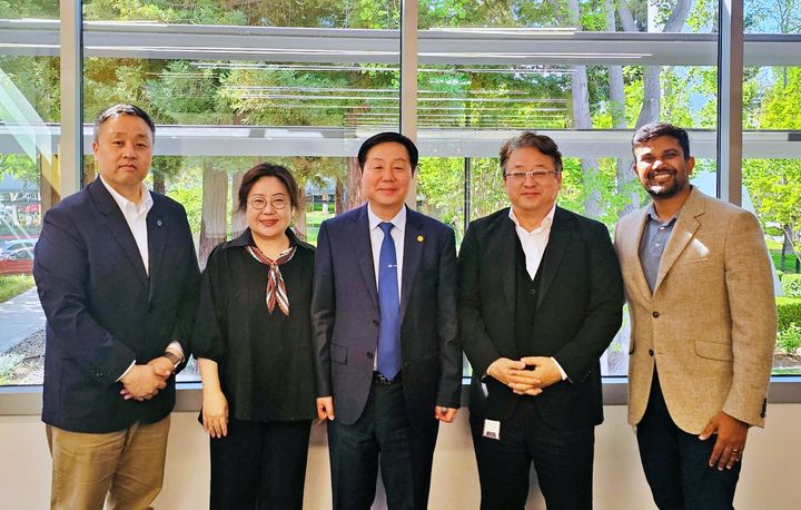 [대전=뉴시스] 어플라이드 인투이션 본사를 방문한 김정겸(가운데) 충남대 총장. (사진=충남대 제공) 2026.04.15. photo@newsis.com *재판매 및 DB 금지