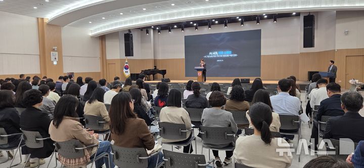 [군포=뉴시스] 군포시가 전문가 초청, 직원 대상 '보도자료 작성 및 언론 대응' 교육을 진행하고 있다. (사진=군포시 제공).2026.04.15.photo@newsis.com