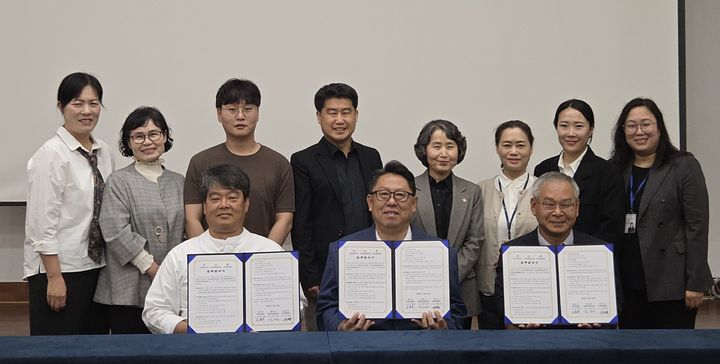 [창녕=뉴시스] 농업기술센터, 장애인종합복지관, 농촌체험협회가 업무협약을 체결하고 있다. (사진= 창녕군 제공) 2026.04.15. photo@newsis.com *재판매 및 DB 금지