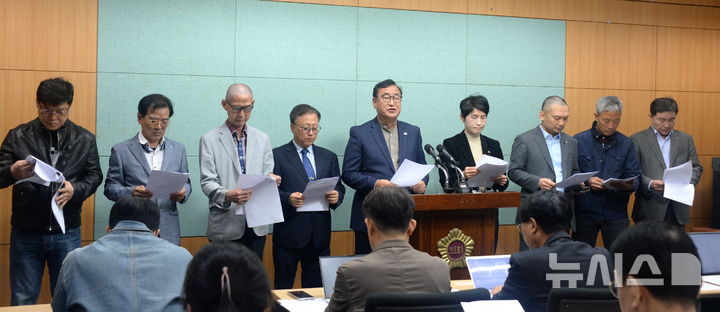 [전주=뉴시스] 김얼 기자 = 도민세금유용의혹 진상규명 범도민비상대책위 관계자들이 15일 전북 전주시 전북특별자치도의회 기자회견장에서 도민세금유용의혹 진상규명 기자회견을 열고 질의에 답변하고 있다. 2026.04.15. pmkeul@newsis.com