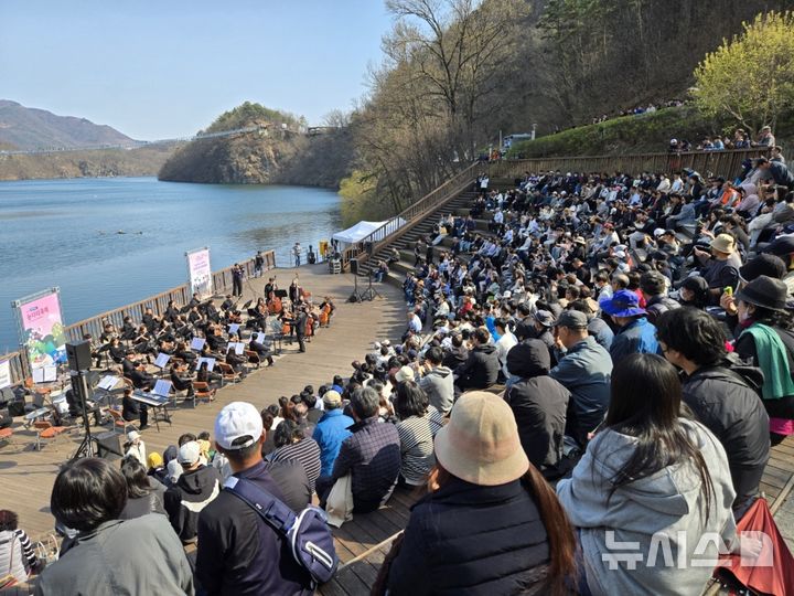 [진천=뉴시스] 생거진천문화재단 기획 무대(군립교햑안단 공연)
