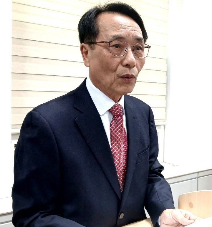 [대전=뉴시스] 조명휘 기자 = 한현택 대전 동구청장 선거 예비후보가 15일 대전시의회 기자실서 회견을 열고 국민의힘을 탈당해 무소속으로 출마하겠다고 밝히고 있다. 2026.04.15. photo@newsis.com *재판매 및 DB 금지