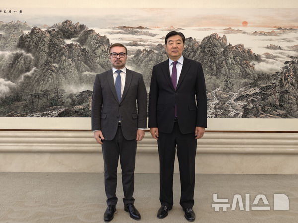 [베이징=뉴시스] 자이쥔 중국정부 중동문제특사는 14일 베이징에서 이브라임 압둘 학 네토 브라질 대통령 외교고문과 만나 이란 정세에 대해 의견을 교환했다고 중국 외교부가 밝혔다.(사진=중국 외교부 홈페이지 갈무리) 2026.04.15 photo@newsis.com