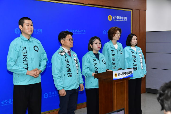 [광주=뉴시스] 송창헌 기자 = 용혜인 기본소득당 호남선대위원장이 15일 광주시의회 브리핑룸에서 기자회견을 열고 6월 보궐선거 대응 계획 등을 밝히고 있다. 2026.04.15. goodchang@newsis.com *재판매 및 DB 금지