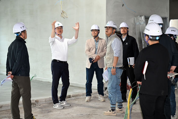 [안산=뉴시스] 이민근 안산시장(왼쪽 두번째)이 14일 '안산 공동체 복합시설' 건립공사 현장을 방문해 사업진행 상황과 안전관리 실태를 점검하고 있다. (사진=안산시 제공) 2026.04.15. photo@newsis.com *재판매 및 DB 금지