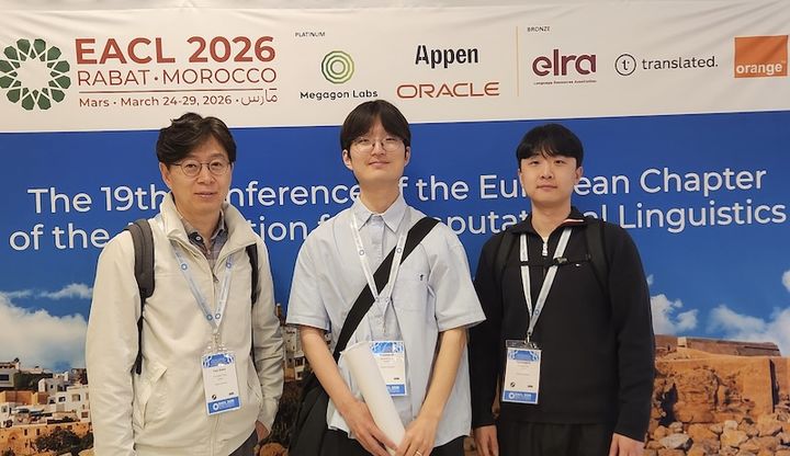 [서울=뉴시스] (왼쪽부터) 고려대 컴퓨터학과 정연돈 교수(교신저자), 최우석 학사과정(제1저자), 김형빈 박사과정(제2저자). (사진=고려대 제공) 2026.04.15. photo@newsis.com *재판매 및 DB 금지