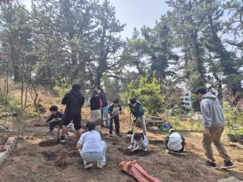 [제주=뉴시스] 제주도 '초록동행 나무심기 릴레이' 행사에 참여한 서귀포시 중문지역아동센터. (사진=제주도 제공) 2026.04.15. photo@newsis.com *재판매 및 DB 금지