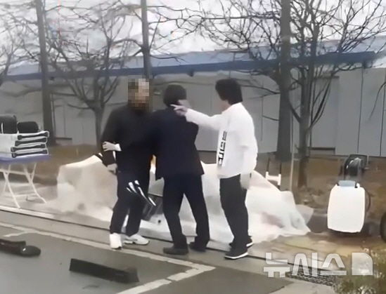 [고창=뉴시스] 지난 10일 고창군 '부안면민의 날' 행사에서 발생했던 상호 폭언사건, 오른쪽이 최인규 군의원 예비후보, 왼쪽이 A씨다. (사진=페이스북 관련 게시물 캡쳐) 2026.04.15. photo@newsis.com *재판매 및 DB 금지