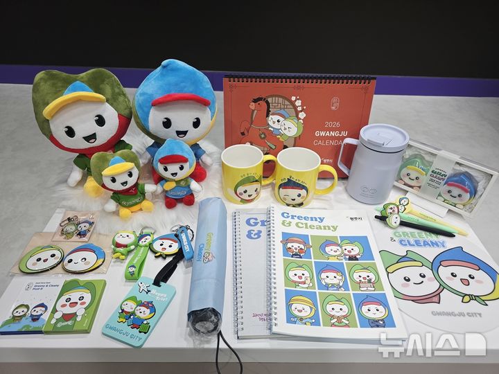 [경기광주=뉴시스] 광주시 캐릭터 ‘그리니·크리니’를 활용해 만든 제품 (사진=광주시 제공) 2026.04.16.photo@newsis.com