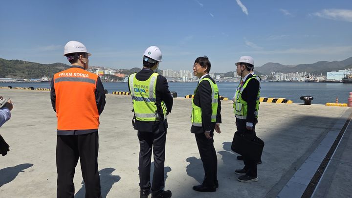 [부산=뉴시스] 송상근(왼쪽에서 세번째) 부산항만공사 사장이 15일 서구 암남동 감천항 3부두 확장 구역 현장을 둘러보고 있다. (사진=BPA 제공) 2026.04.15. photo@newsis.com *재판매 및 DB 금지
