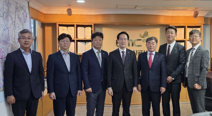 [부산=뉴시스] 부산도시공사와 대한기계설비건설협회가 지역 건설산업 활성화를 위한 간담회를 진행, 관계자들이 기념 사진을 찍고 있다. (사진=부산도시공사 제공) 2026.04.15. photo@newsis.com *재판매 및 DB 금지