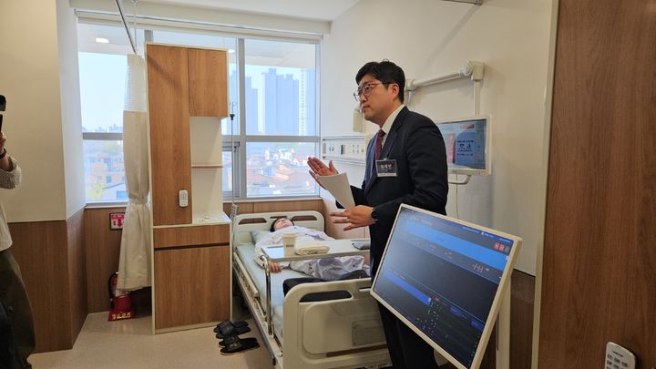 [화성=뉴시스] 송종호 기자=15일 경기도 화성시 동탄구 동탐시티병원에서 씨어스 관계자가 자사 AI기반 환자모니터링 솔루션 씽크에 대해 설명하고 있다. 2026.04.15. song@newsis.com *재판매 및 DB 금지