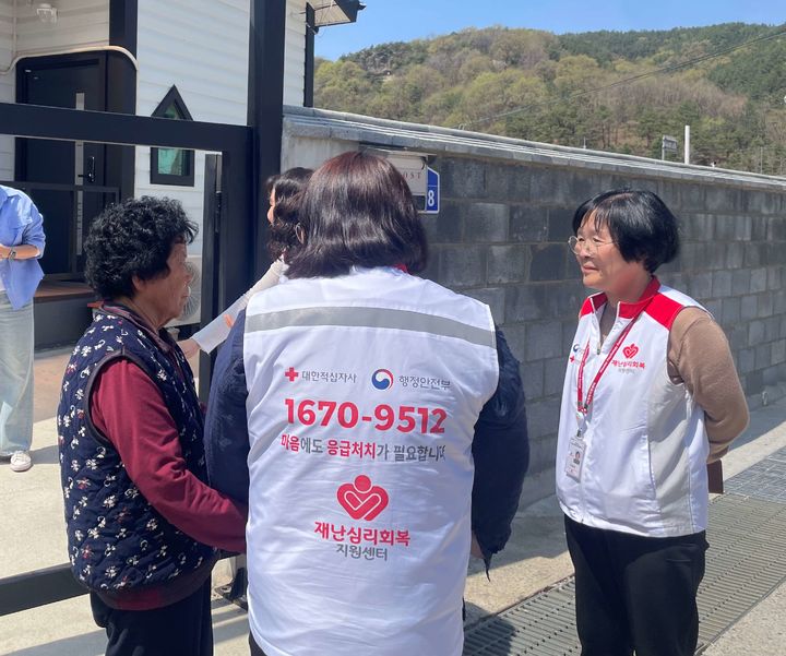 [창원=뉴시스]경남재난심리회복지원센터, 합천군 수해 경험자 대상 추수상담. (사진=경남적십자사 제공) 2026.04.15.photo@newsis.com *재판매 및 DB 금지