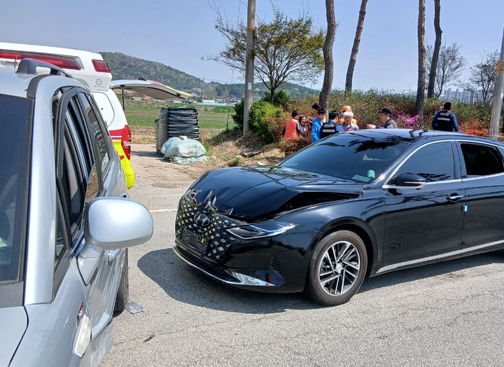 [고창=뉴시스] 15일 오전 10시52분께 전북 고창군 고창읍의 한 도로에서 승용차와 승합차가 서로 부딪혀 소방대원이 사고처리를 진행하고 있다. (사진=전북도소방본부 제공) 2026.04.15. photo@newsis.com *재판매 및 DB 금지