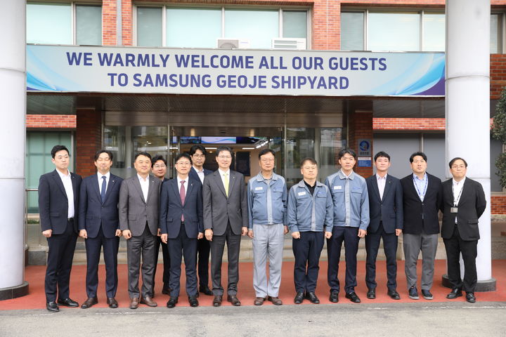 [창원=뉴시스]NH농협은행 강태영(우측에서 일곱번째) 은행장,삼성중공업 거제조선소 방문.(사진=경남농협 제공) 2026.04.15.photo@newsis.com *재판매 및 DB 금지