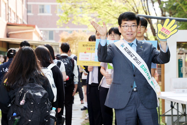 윤건영 충북교육감이 15일 충북대학교 사범대학 부설고등학교 정문에서 전동킥보드 안전수칙 준수 등 교통 사고 예방 홍보를 하고 있다. *재판매 및 DB 금지